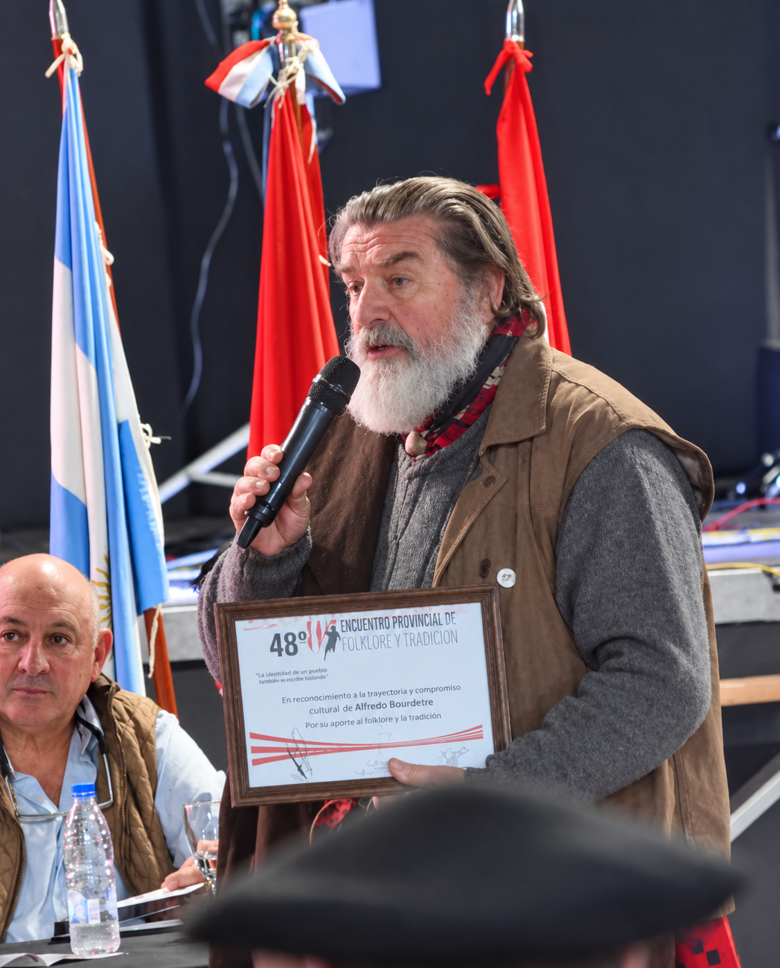 Reconocimiento con micrófono y diploma
