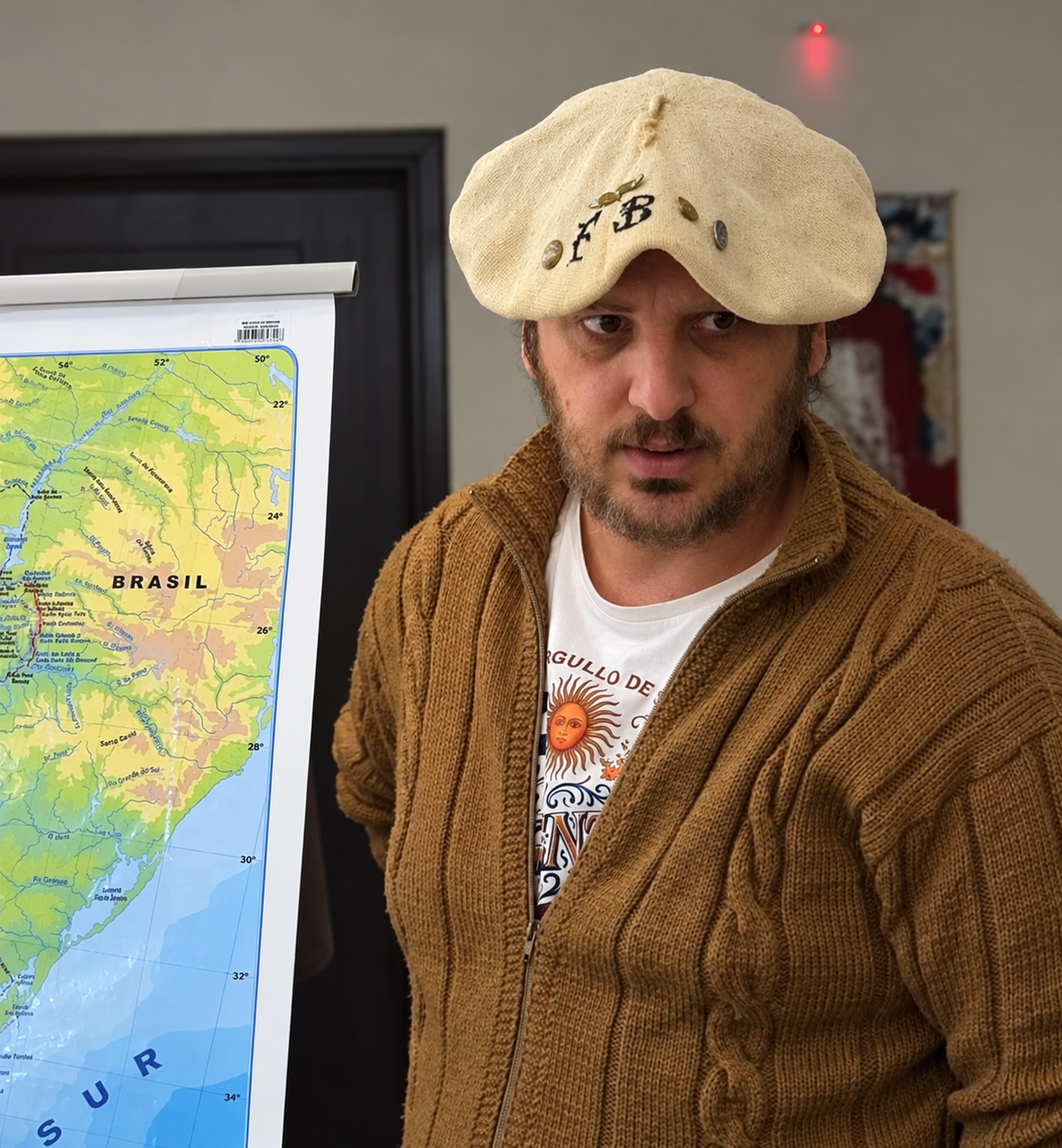 Retrato junto a un mapa