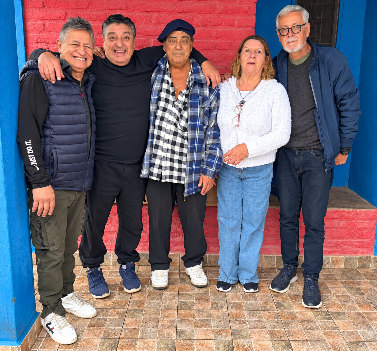 Encuentro junto a la pared roja