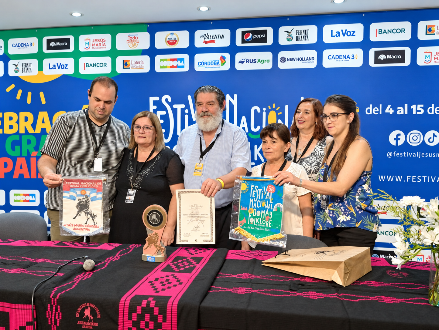 Entrega de reconocimientos en el festival