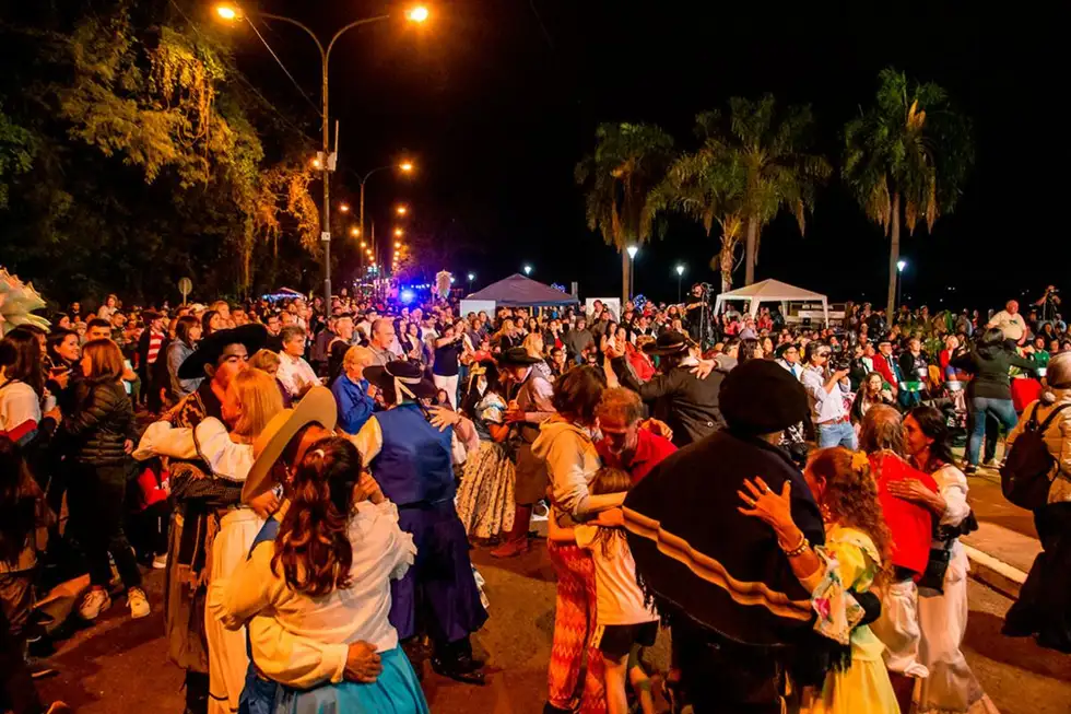 Festival folklórico regional al atardecer